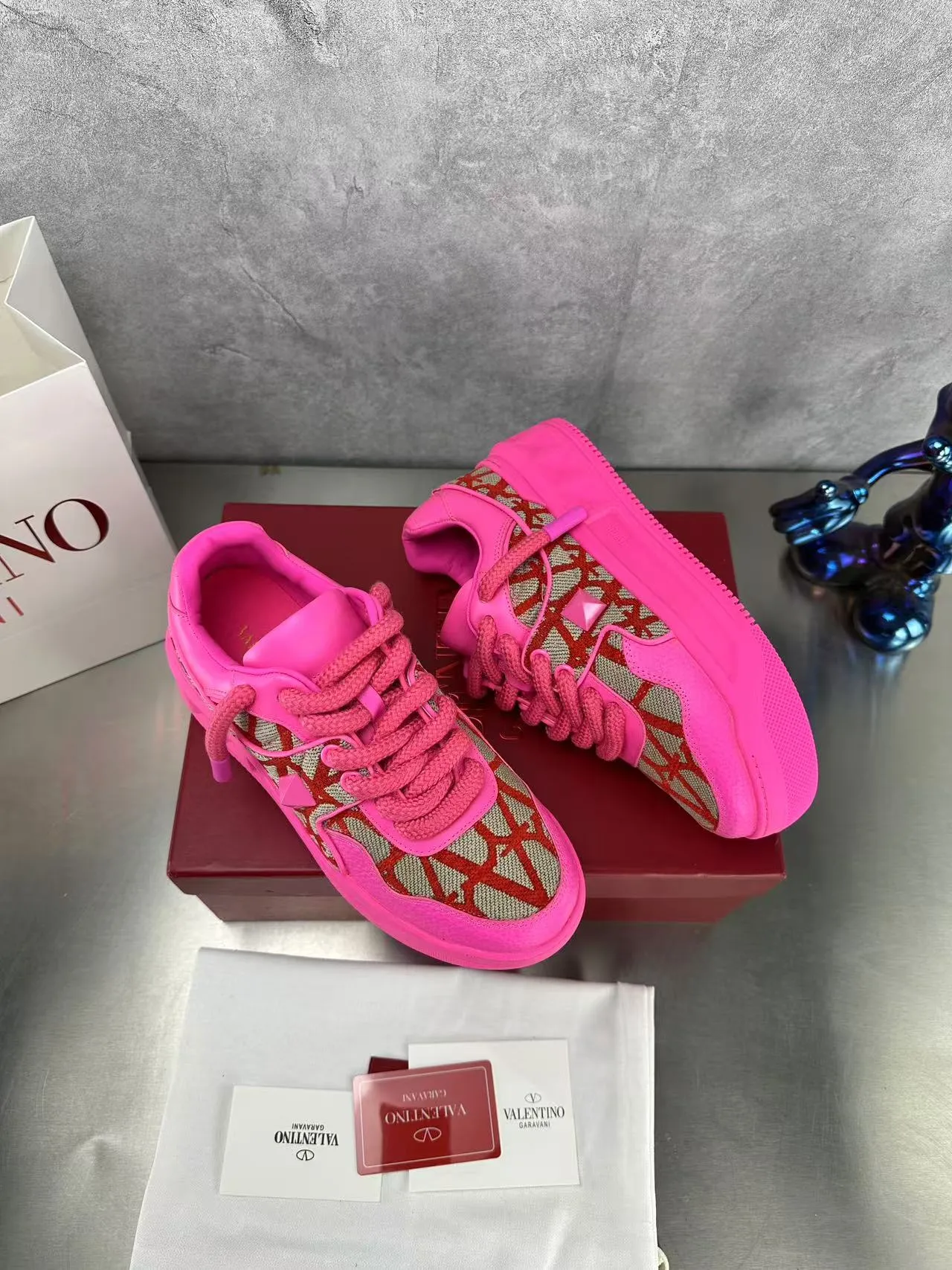 👟👟Ex-factory price 640👟👟 🔺Valentino🔺Valentino new casual shoes 2023 latest model hot style for catwalk couples, thick shoelaces, the same style as Elsa Hosk, Zhang Yixing, Guan Xiaotong and many other stars 🔥 Top version + lasting process, full oil edge on the upper. Fabric: Customized cowhide + cowhide lining with breathable mesh. Outsole: original molded TPU thickened outsole. Size for women is 35-40. Men’s size is 39-45.